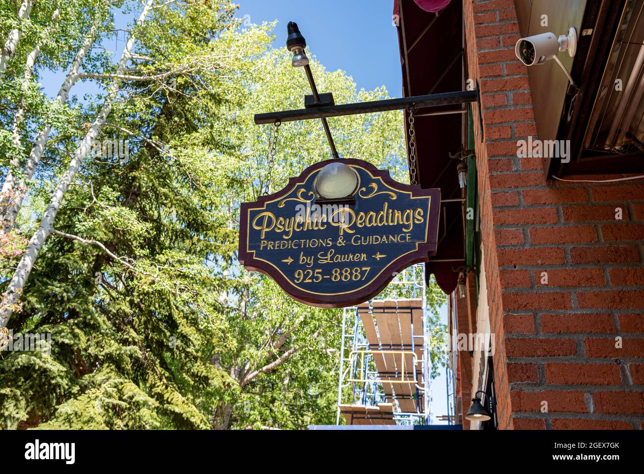 Ein Zeichen für psychische Lesungen, Vorhersagen und Führung durch Lauren in der Innenstadt von Aspen, Colorado. Stockfoto