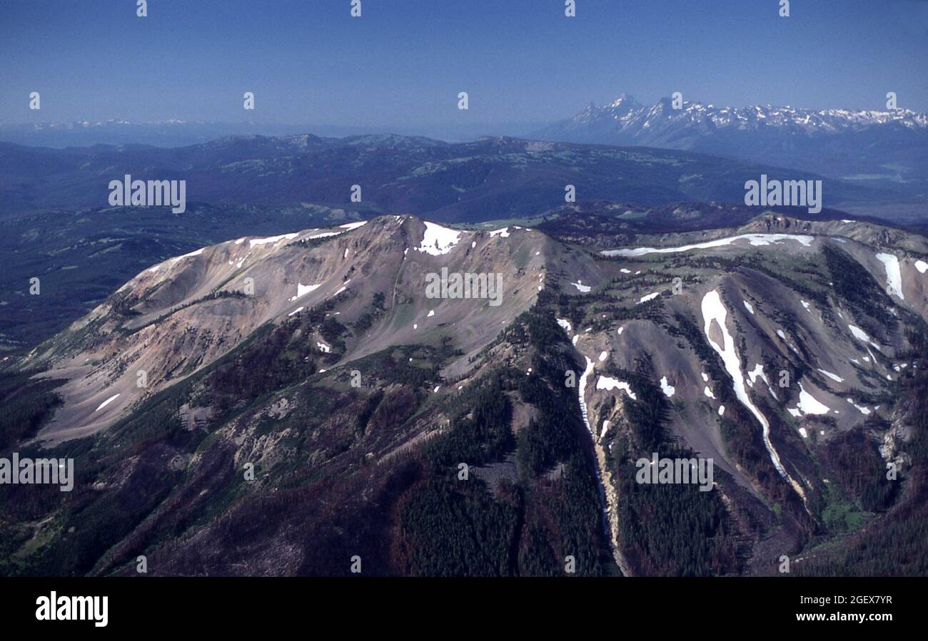 Luftaufnahme des Mount Sheridan in Richtung Süden zu den Tetons, Yellowstone National Park, 1989 ; Datum: 1989 Stockfoto