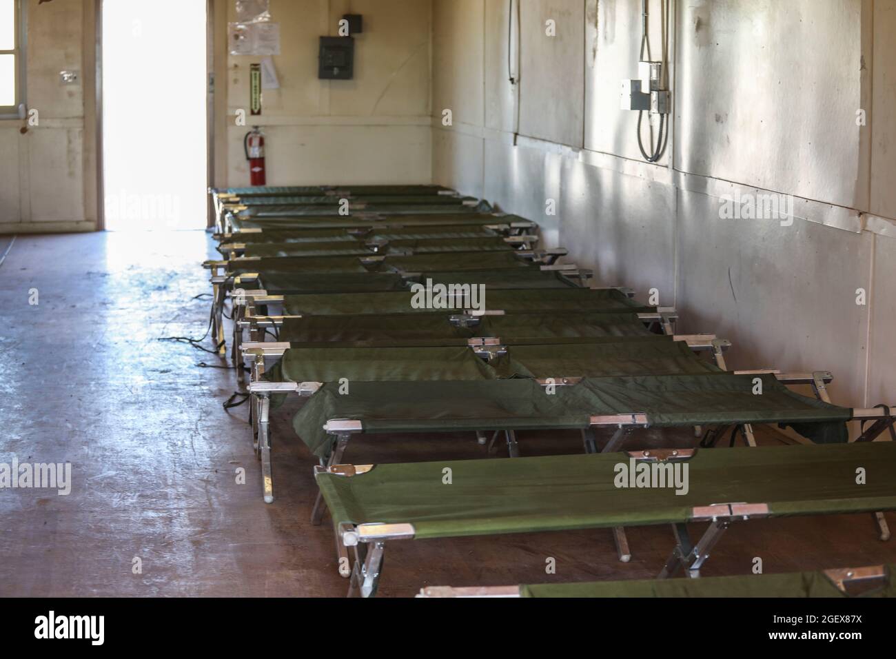 Site photo of Dona Ana Range Complex facilities near Fort Bliss, New Mexico. Das Verteidigungsministerium stellt zur Unterstützung des Außenministeriums Transportmittel und provisorische Unterkünfte zur Verfügung, um die Operation Allies Refuge zu unterstützen. Diese Initiative geht auf das Engagement Amerikas für afghanische Bürger zurück, die den Vereinigten Staaten geholfen haben, und bietet ihnen wichtige Unterstützung an sicheren Orten außerhalb Afghanistans. (USA Armee Foto von: Staff Sgt. Michael West/2ABCT) Stockfoto