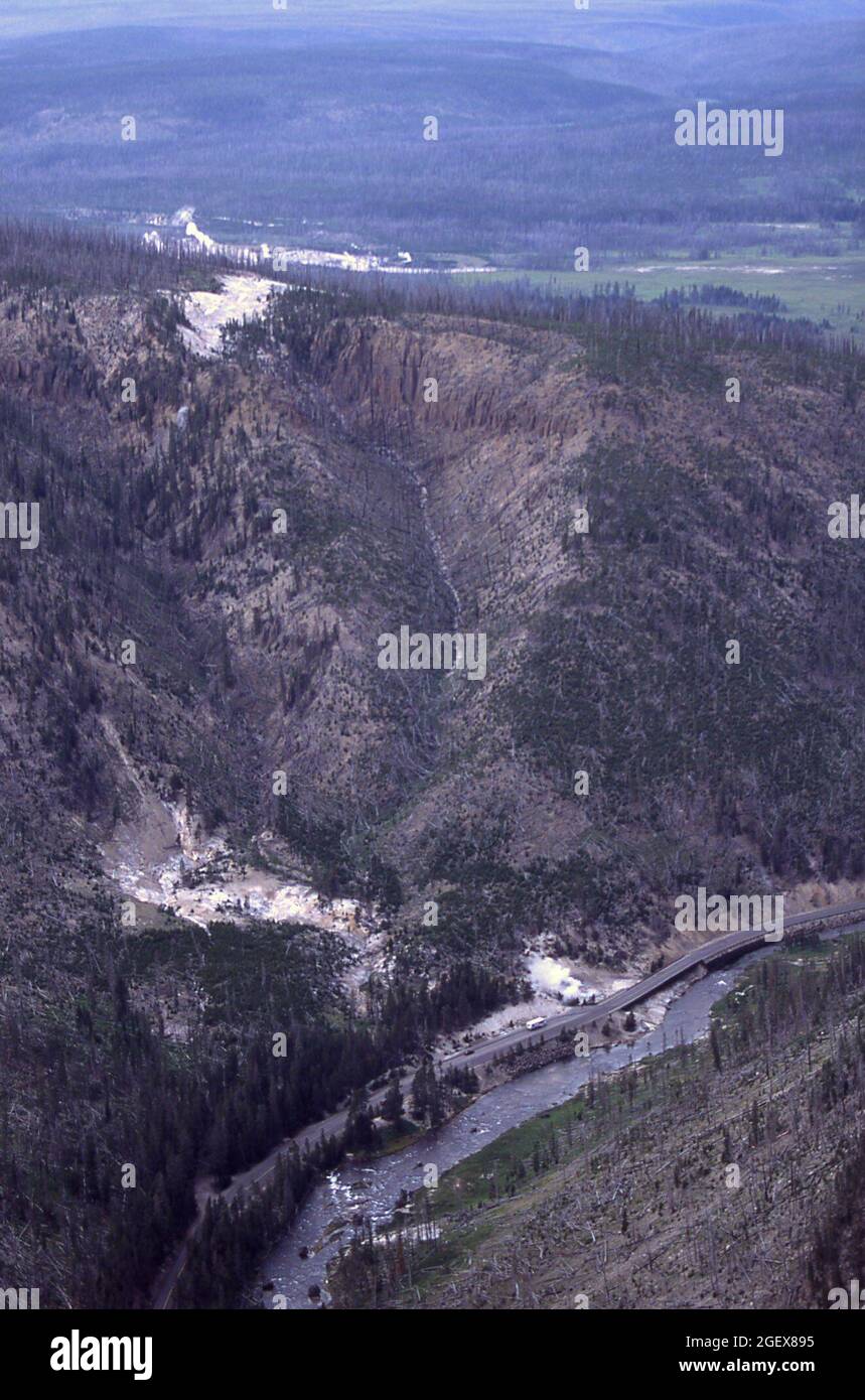 Luftaufnahme von Beryl Spring und Monument Geyser Basin, Gibbon Geyser Basin, Yellowstone National Park ; Datum: 2001 Stockfoto