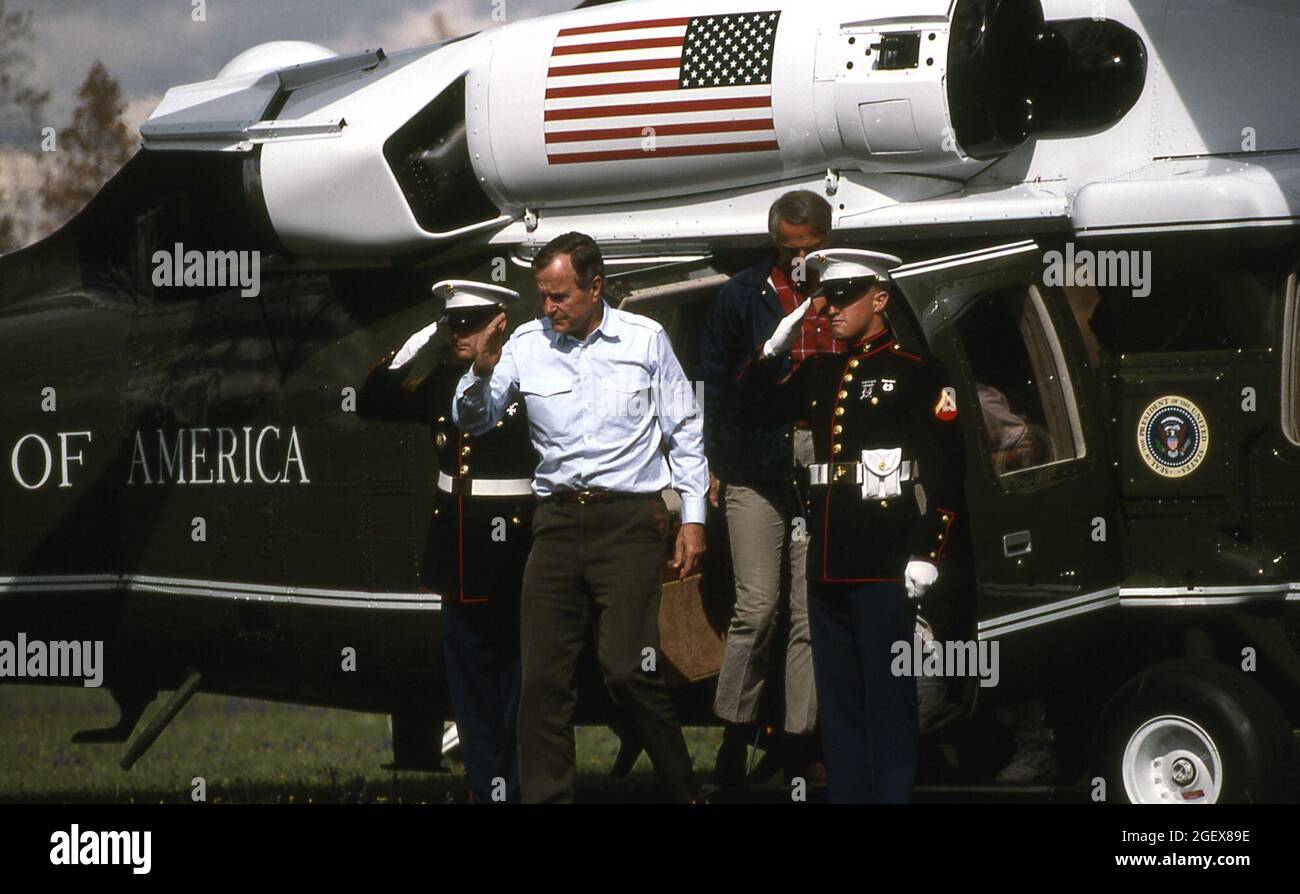 Mann in weißem Hemd tritt mit einer militärischen Eskorte aus dem Hubschrauber heraus Präsident George Bush Sr. Mit GeheimdienstJuni 12, 1989 ; Datum: 19. Januar 2006 Stockfoto
