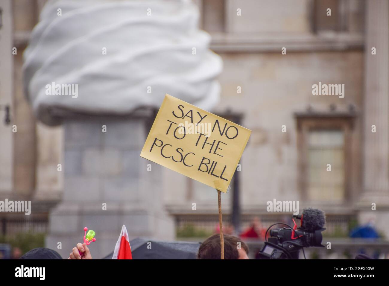 London, Großbritannien. August 2021. Ein Plakat mit der Aufschrift "Sag Nein zum PCSC-Gesetz" ist während des Protestes zum Töten des Gesetzes zu sehen.Demonstranten versammelten sich auf dem Trafalgar Square, um gegen das Gesetz über Polizei, Verbrechen, Verurteilung und Gerichte zu protestieren. (Foto: Vuk Valcic/SOPA Images/Sipa USA) Quelle: SIPA USA/Alamy Live News Stockfoto