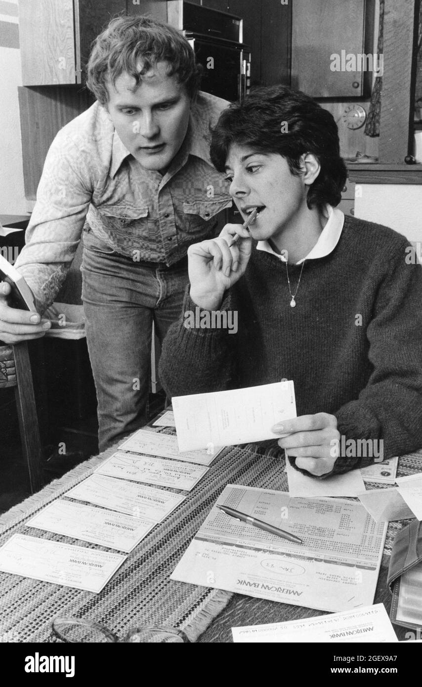 Austin Texas USA, um 1989: Das Ehepaar arbeitet zusammen, um das persönliche Girokonto in seiner Küche auszugleichen. MR Model hat ©Bob Daemmrich veröffentlicht Stockfoto