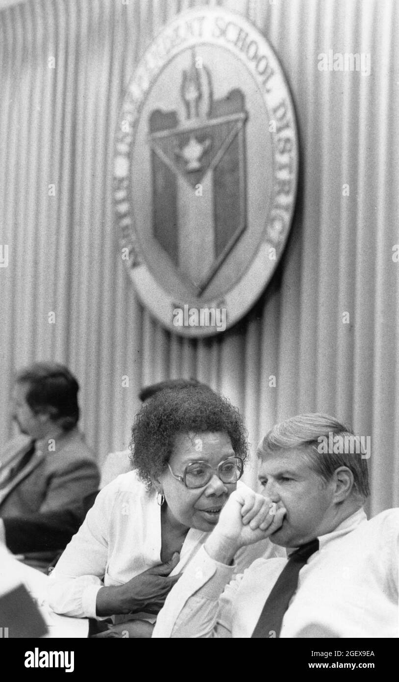 Austin Texas USA, um 1989: Mitglieder des Kuratoriums der Austin Independent School District beraten bei einer öffentlichen Versammlung über Gehaltserhöhungen für Lehrer. ©Bob Daemmrich Stockfoto