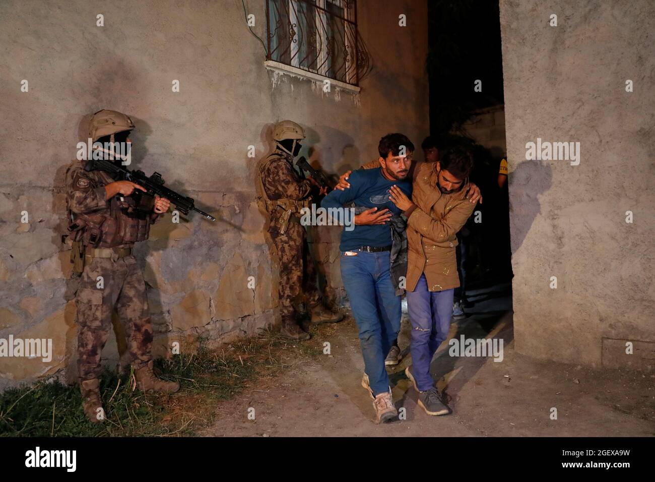 Migranten, hauptsächlich aus Afghanistan, werden gesehen, nachdem sie Ende August 21 von türkischen Sicherheitskräften während einer Operation in der Grenzstadt Van, Türkei 2021, festgenommen wurden. REUTERS/Murad Sezer Stockfoto