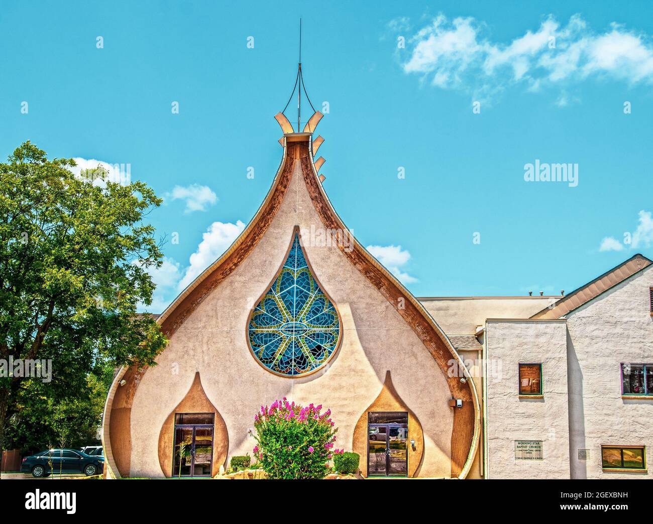 07 23 2021 Tulsa OK USA Monrningstar Kirche im Art déco-Stil der wikinger oder des Mittleren Ostens mit schönen Buntglasfenstern Stockfoto