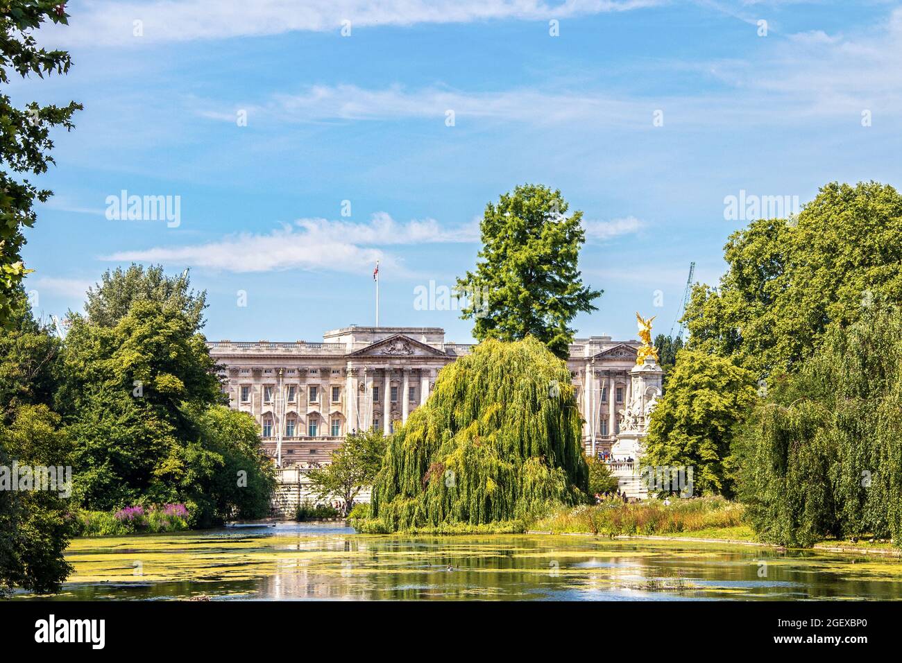07 24 2019 London UK Blick auf den Buckingham Palace Blick über den See im St James Park mit weinenden Weiden und Enten am schönen Sommertag Stockfoto