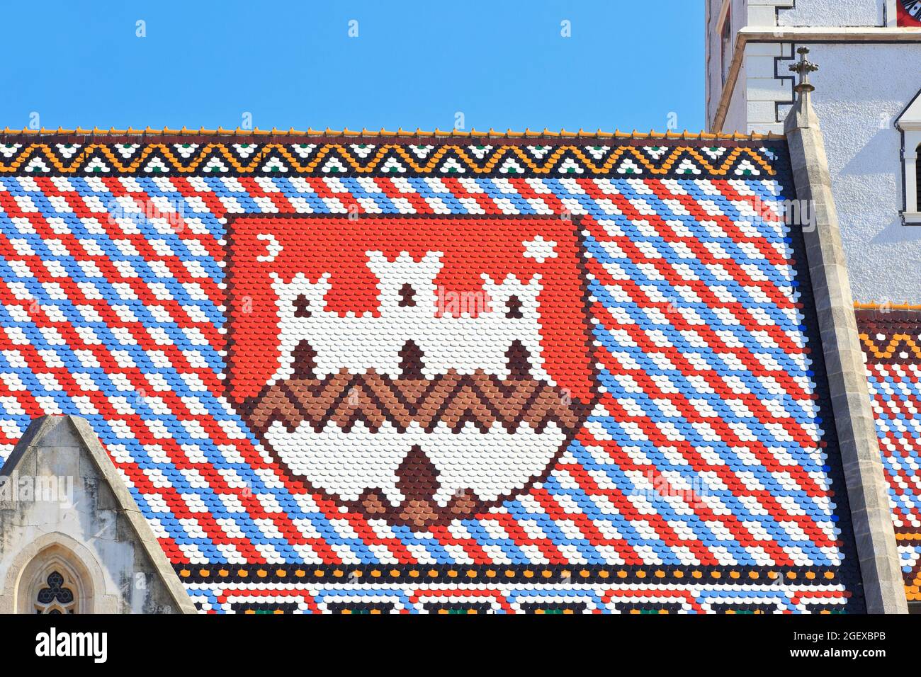 Das Wappen der Stadt Zagreb auf dem Dach der spätgotischen Markuskirche aus dem 13. Jahrhundert in Zagreb, Kroatien Stockfoto