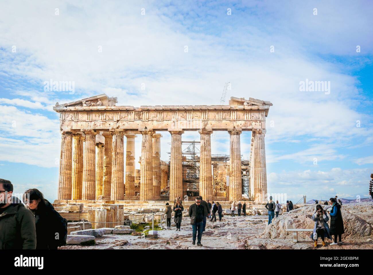 2018 01 03 Athens Greece - Touristen vor Parthenon mit Spatzen Und Kraniche während des Wiederaufbaus am schönen Wintertag Stockfoto