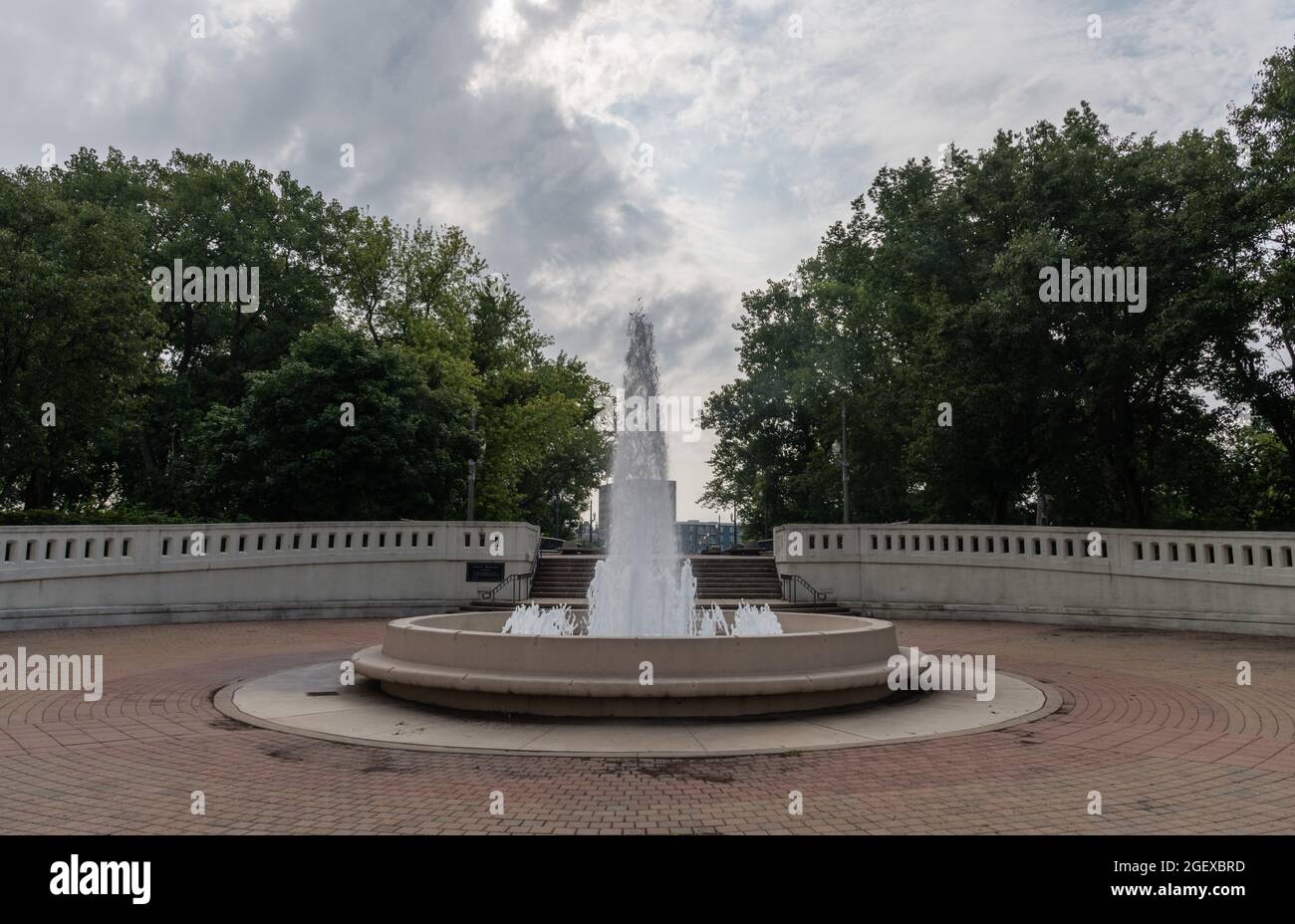 Brunnen am Eingang zur Fußgängerbrücke von John T. Myers über den Wabash River in Lafayette, Indiana Stockfoto