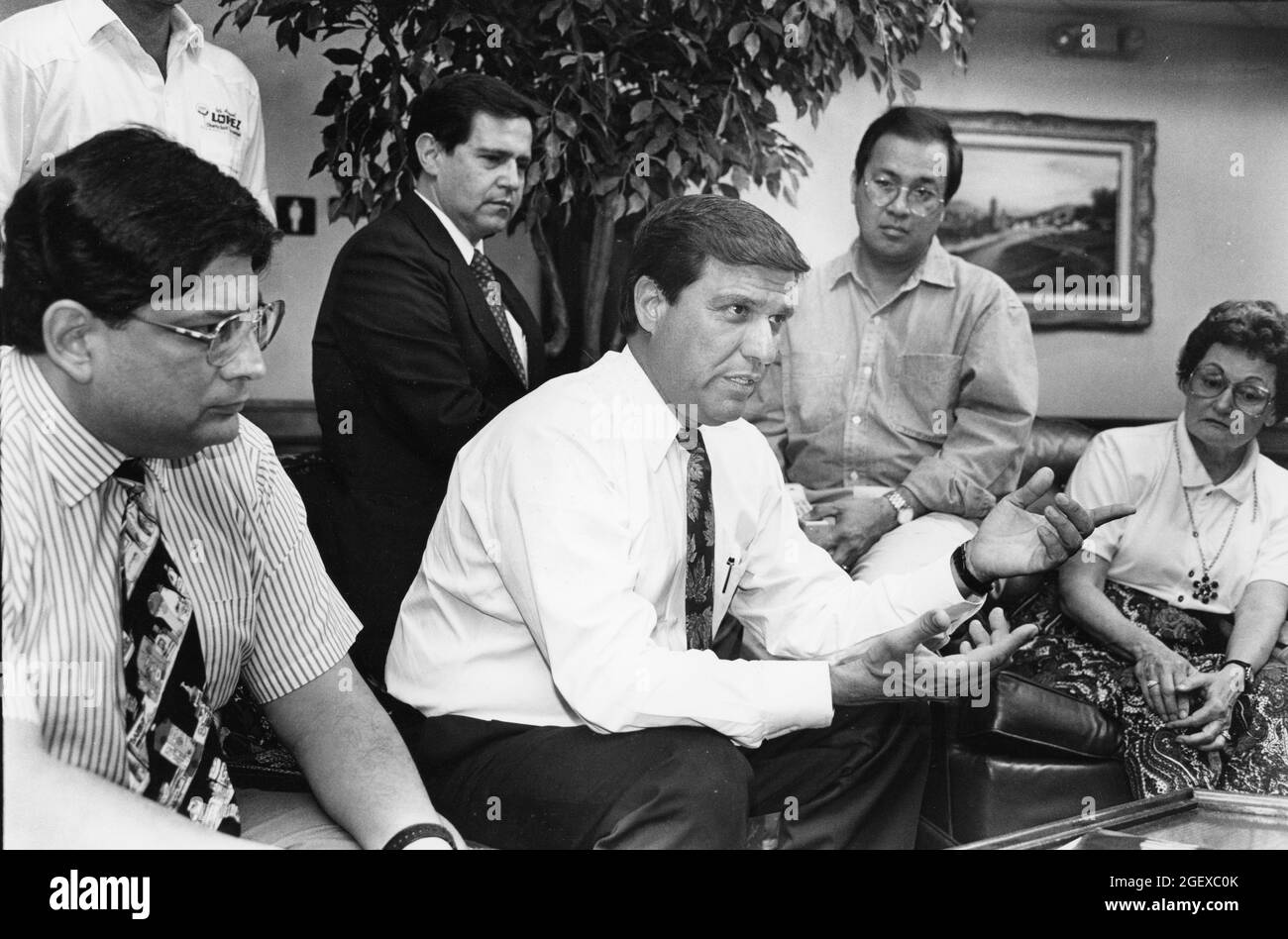 Weslaco Texas, USA, um 1992: Der hispanische Texas State Senator Eddie Lucio, Mitte. Trifft sich mit Wählern im Rio Grande Valley bezüglich legislativer Lösungen für ein Problem des Missbrauchs von Gerichtsverfahren. ©Bob Daemmrich Stockfoto