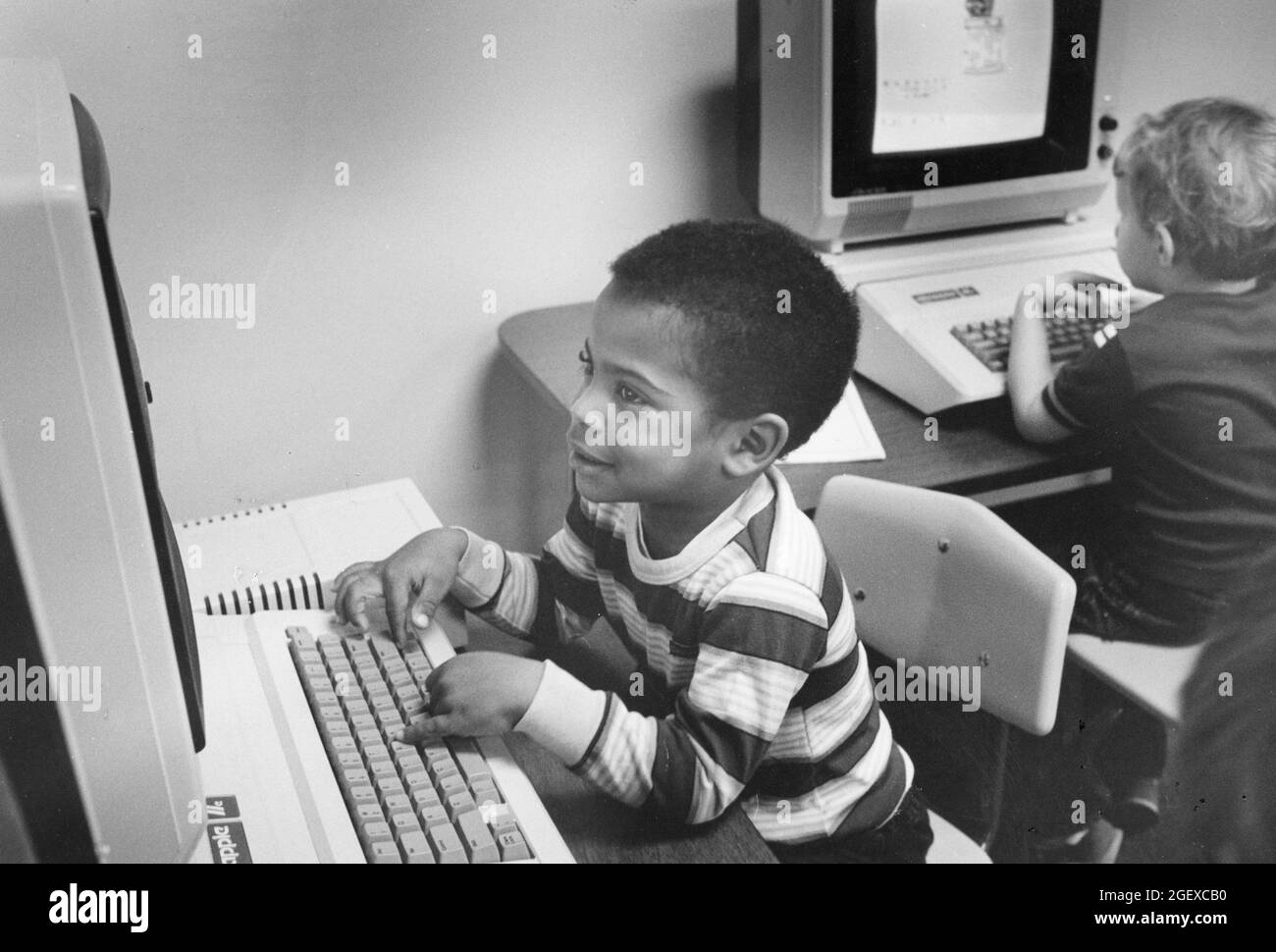 Austin Texas USA, um 1994: Kleine Jungen arbeiten in ihrem Tagesautozentrum an Computern. ©Bob Daemmrich Stockfoto