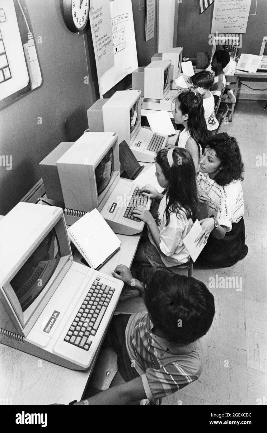 San Antonio Texas USA,1990: Schüler der vierten Klasse, die Apple-Computer im Klassenzimmer der Grundschule benutzen. HERR es-0122 ©Bob Daemmrich Stockfoto