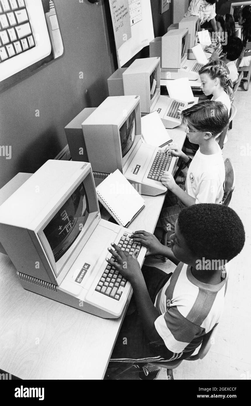 San Antonio Texas USA,1990: Schüler der vierten Klasse, die Apple-Computer im Klassenzimmer der Grundschule benutzen. HERR es-0122 ©Bob Daemmrich Stockfoto