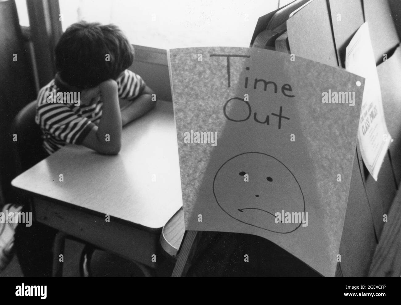 Austin, Texas, USA, um 1993: Junge zweiter Klasse, der in einer „Auszeit“ diszipliniert wird. ©Bob Daemmrich Stockfoto
