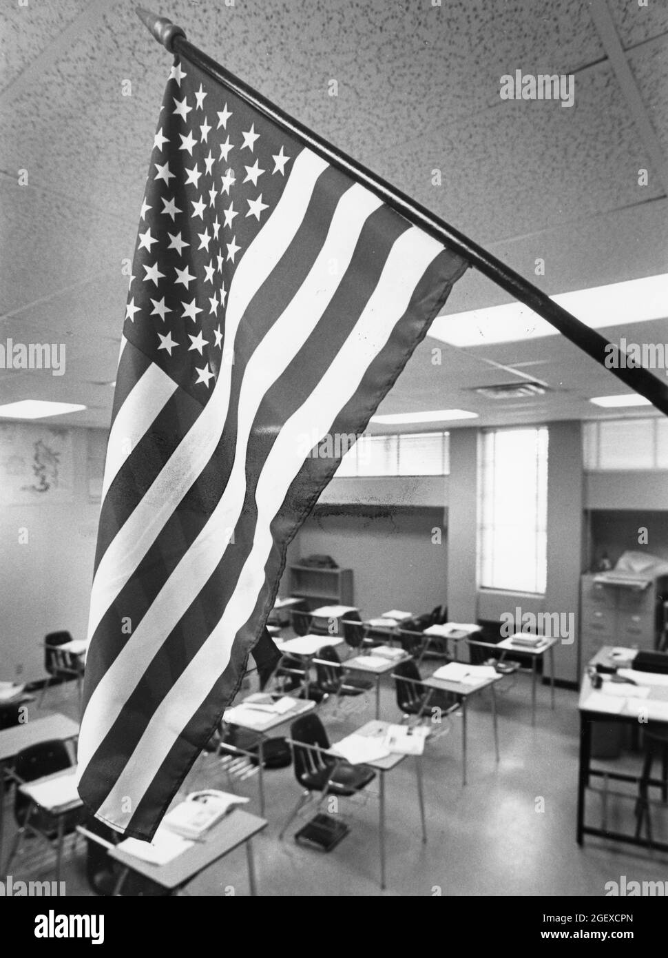 Austin Texas USA, um 1988: Amerikanische Flagge hängt im hohen Klassenzimmer der Junioren. ©Bob Daemmrich Stockfoto