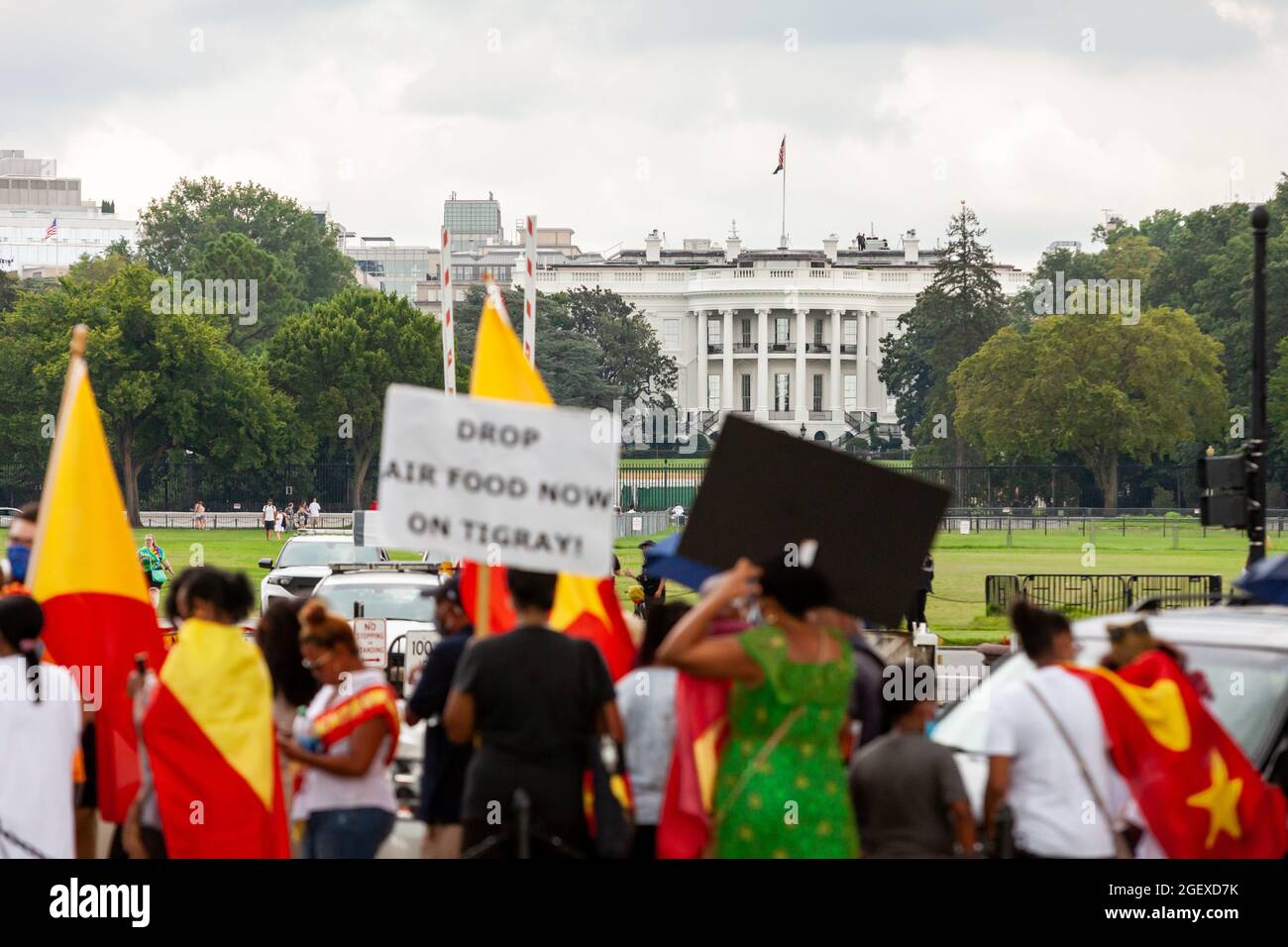 Washington, DC, USA, 21. August 2021. Im Bild: Tigrayaner protestieren vor dem Weißen Haus gegen Äthiopiens kontierten Krieg gegen Tigray und fordern Unterstützung und ein Ende der ethnischen Säuberungen in der Provinz. Der Krieg zwischen der äthiopischen Regierung und der Regionalregierung Tigray begann im November 2020 und dauert an. Die eritreische Regierung intervenierte im Namen Äthiopiens, und Kriegsverbrechen an Zivilisten wurden dokumentiert. Millionen von Tigrayern sind weiterhin gefährdet, weil die äthiopische Regierung den humanitären Zugang zu Tigray eingeschränkt hat. Kredit: Allison Bailey / Alamy Live Nachrichten Stockfoto