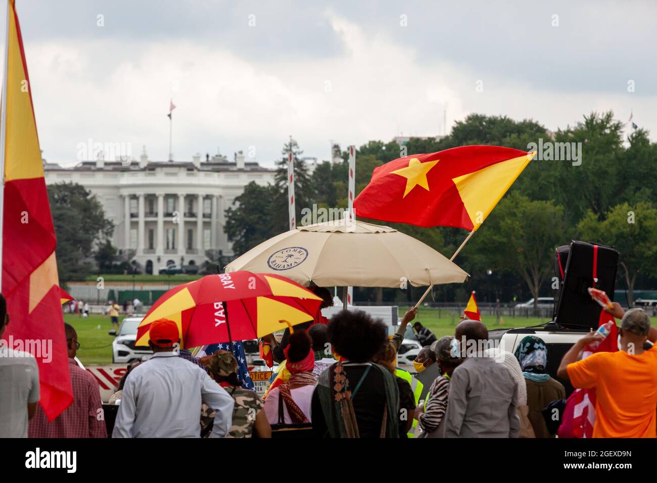 Washington, DC, USA, 21. August 2021. Im Bild: Tigrayaner protestieren vor dem Weißen Haus gegen Äthiopiens kontierten Krieg gegen Tigray und fordern Unterstützung und ein Ende der ethnischen Säuberungen in der Provinz. Der Krieg zwischen der äthiopischen Regierung und der Regionalregierung Tigray begann im November 2020 und dauert an. Die eritreische Regierung intervenierte im Namen Äthiopiens, und Kriegsverbrechen an Zivilisten wurden dokumentiert. Millionen von Tigrayern sind weiterhin gefährdet, weil die äthiopische Regierung den humanitären Zugang zu Tigray eingeschränkt hat. Kredit: Allison Bailey / Alamy Live Nachrichten Stockfoto