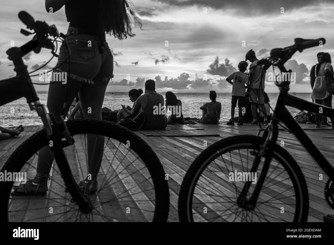 Salvador, Bahia, Brasilien - 08. Januar 2019: Silhouette der Menschen am Pier von Porto da Barra in Salvador (BA) mit stationären Fahrrädern. Stockfoto