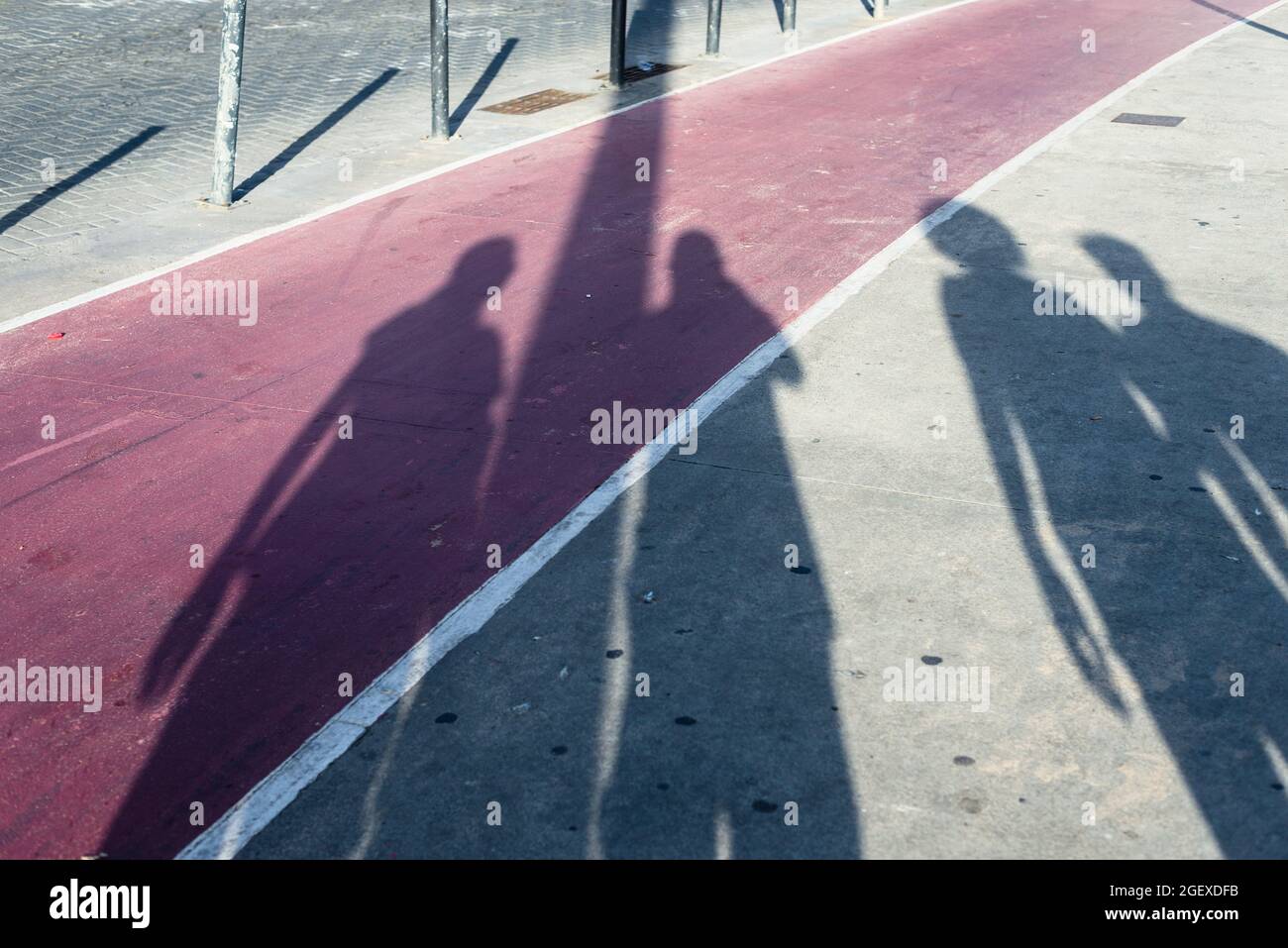 Salvador, Bahia, Brasilien - 30. Mai 2021: Schatten von vier Personen auf dem Radweg Rio Vermelho in Salvador. Stockfoto