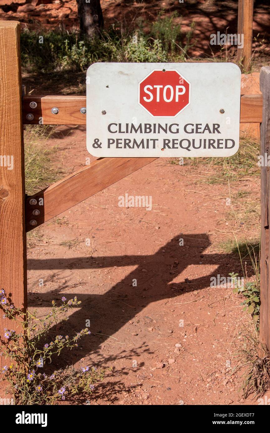 Rustikale Holzbarriere mit Schild STOP Climbing Gear & Permit erforderlich Stockfoto