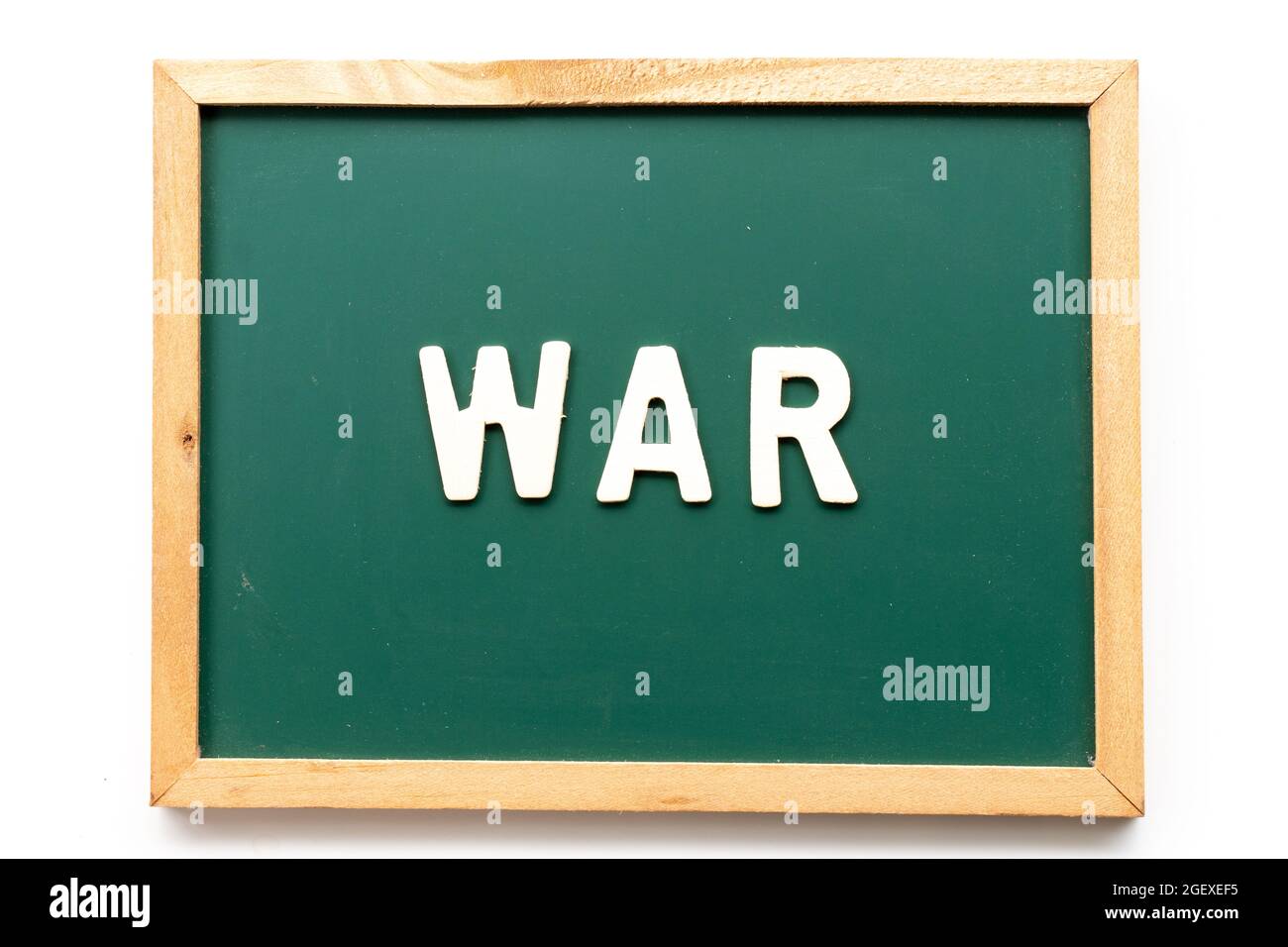 Alphabet Buchstabe in Wort Krieg in Tafel auf weißem Hintergrund Stockfoto