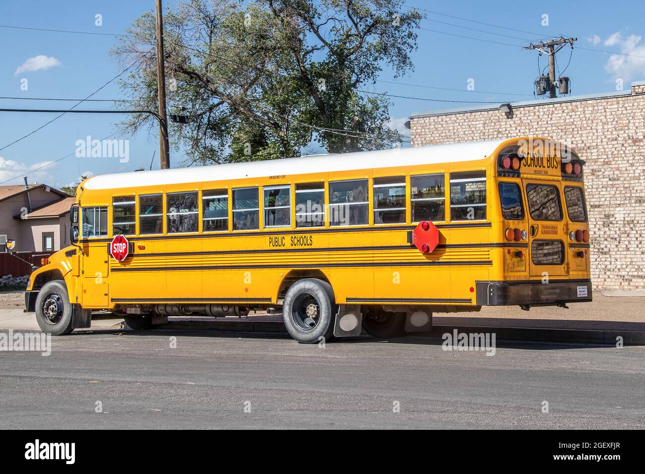 Yellow USA Full-Size Schoolbus auf der Straße der kleinen Stadt geparkt Stockfoto
