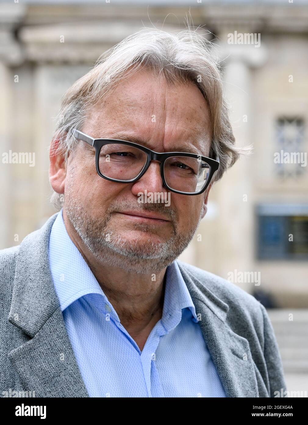 17. August 2021, Sachsen-Anhalt, Halle (Saale): Harald Meller, Landesarchäologe und Honorarprofessor am Institut für Europäische Archäologie der Martin-Luther-Universität Halle-Wittenberg, steht vor dem Landesmuseum Halle/Saale. Als der Archäologe Meller im März 2001 seine Arbeit am Landesmuseum Halle begann, war die Einrichtung bereits seit Jahren geschlossen. Weniger als ein Jahr später, im Februar 2002, wurde die Himmelsscheibe von Nebra mit Hilfe von Meller in einem Hotel in Basel, Schweiz, gerettet. Zwanzig Jahre später gilt das Museum in Halle als Zentrum der regionalen Archäologie in Deutschland. Stockfoto