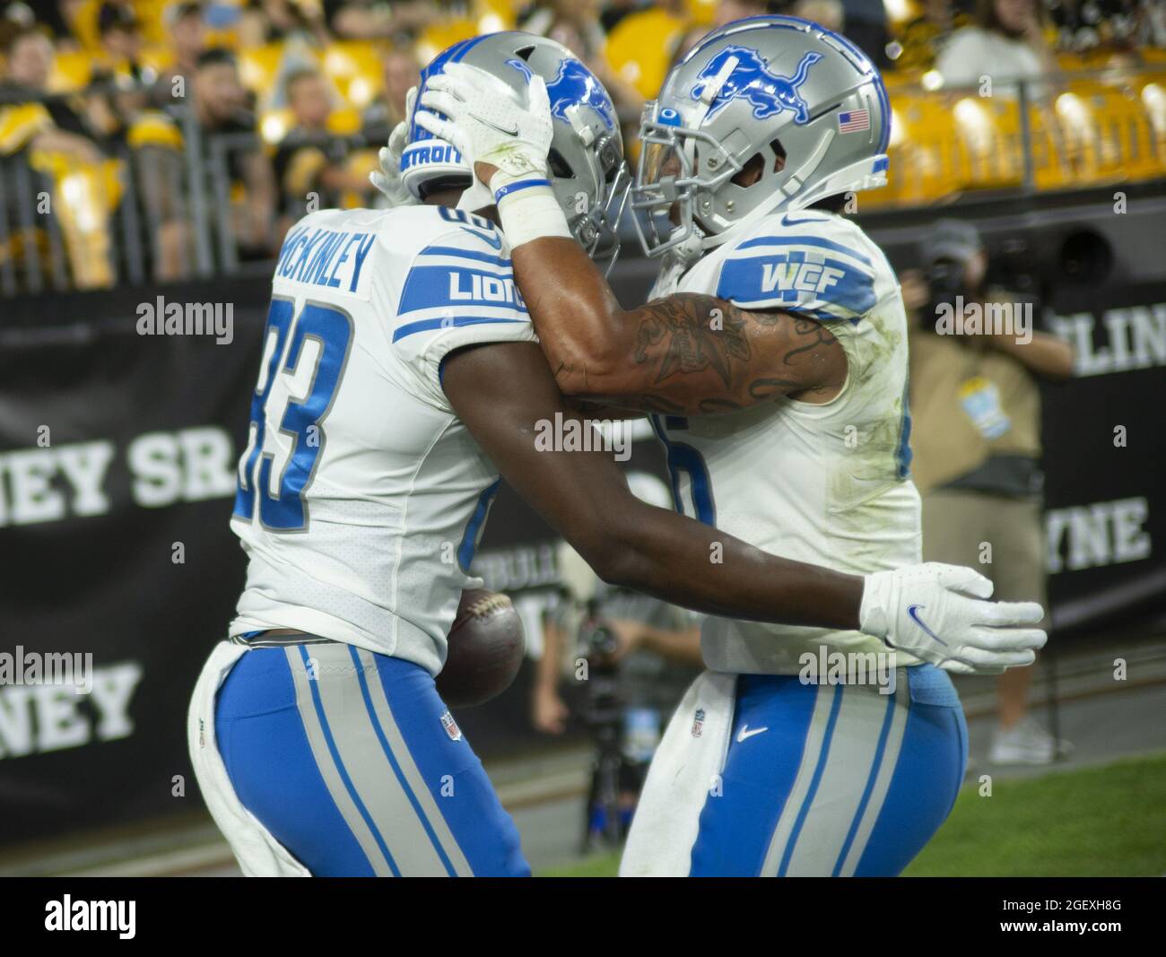 Pittsbugh, Usa. August 2021. Der Detroit Lions Wide Receiver Tom Kennedy (85) feiert seinen Touchdown im vierten Quartal des Pittsburgh Steelers 26-20-Sieges gegen die Detroit Lions am 21. August 2021 im Heinz Field in Pittsburgh. Foto von Archie Corper/UPI Credit: UPI/Alamy Live News Stockfoto