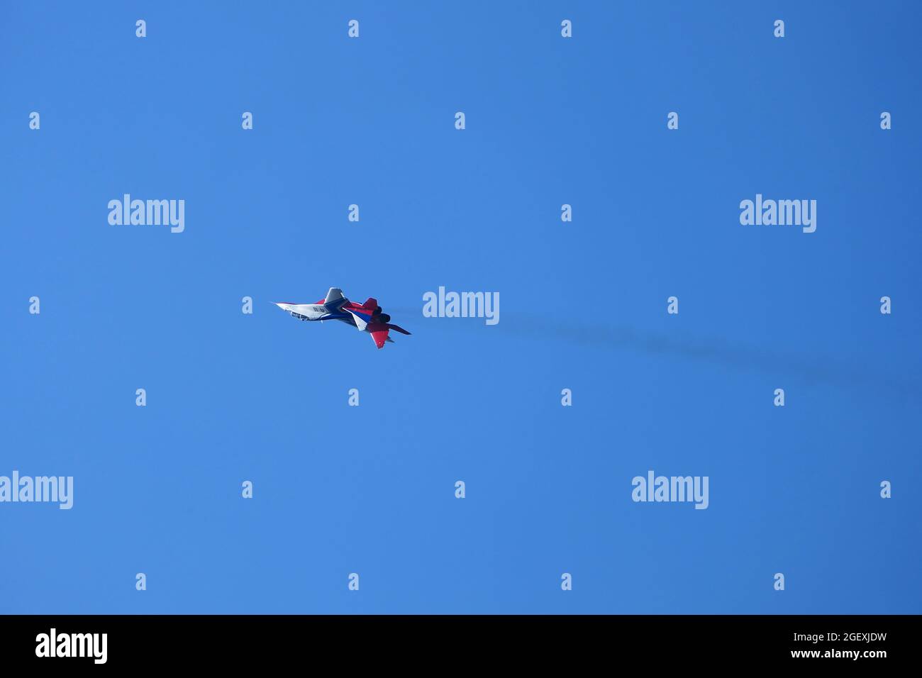 Ein militärisches Kampfflugzeug am Himmel führt einen Demonstrationsflug durch. Hochwertige Fotos Stockfoto