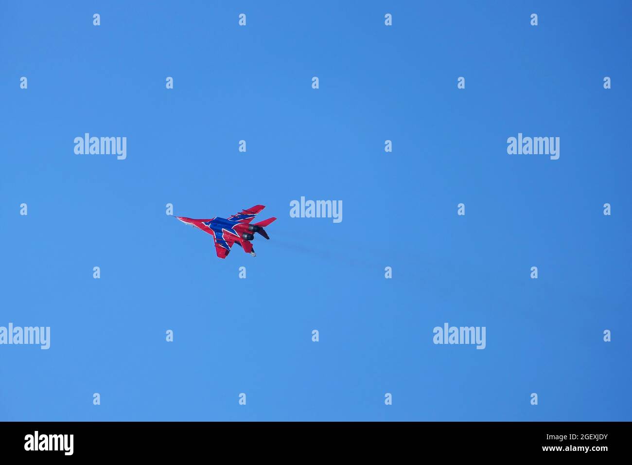 Ein militärisches Kampfflugzeug am Himmel führt einen Demonstrationsflug durch. Hochwertige Fotos Stockfoto