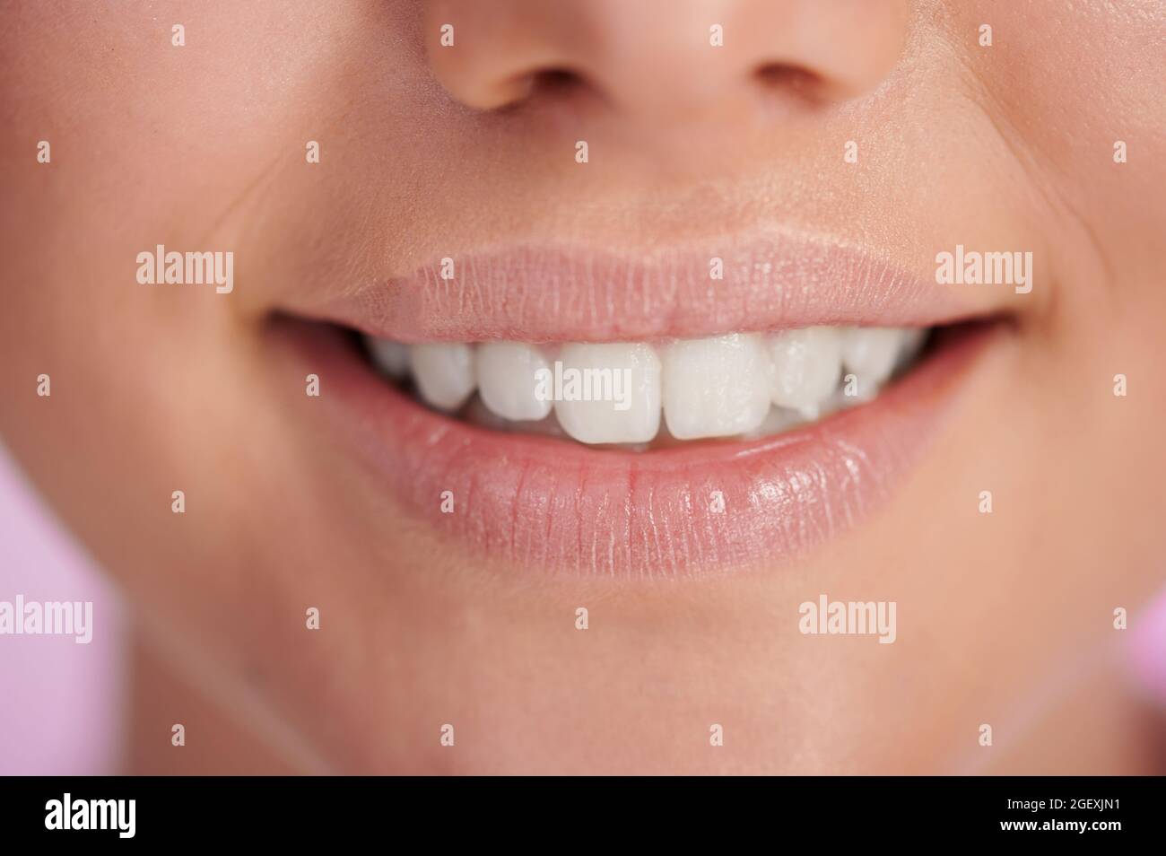 Nahaufnahme des Lächelns mit Zähnen im Gesicht der Frau. Zahnarztthema Stockfoto