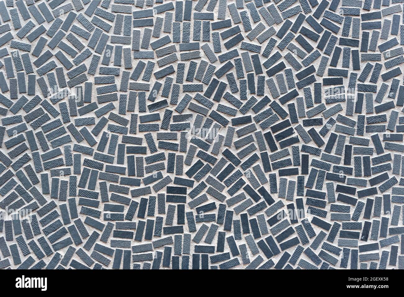 Vollformat-Hintergrundstruktur von rechteckigen grauen Mosaikfliesen in einer zufallsartigen Streuung und Muster für Dekorkonzepte Stockfoto