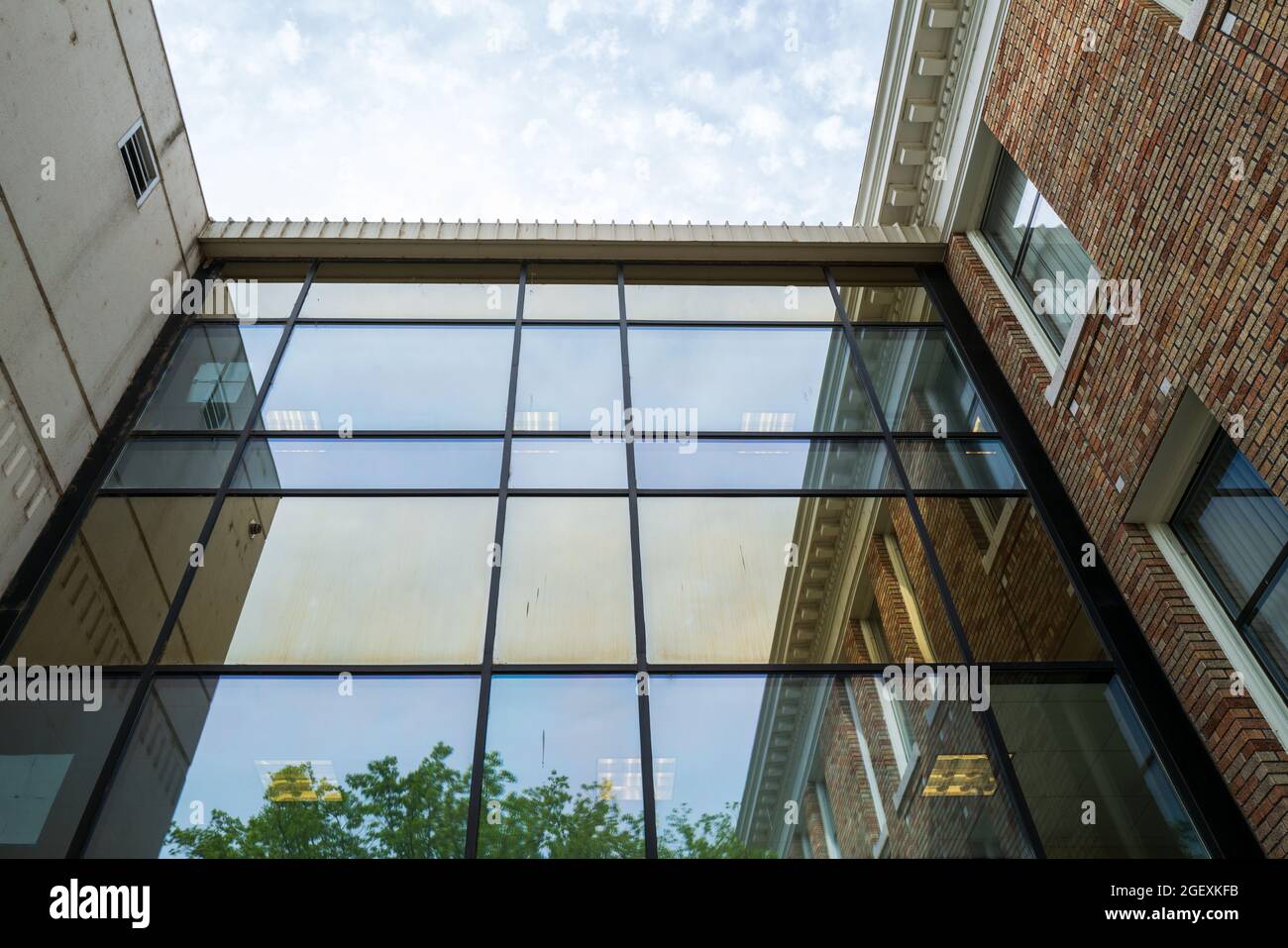 Reflexionen im Atrium zwischen dem alten und dem neuen Teil des Benton County Courthouse in Prosser, Washington, USA Stockfoto