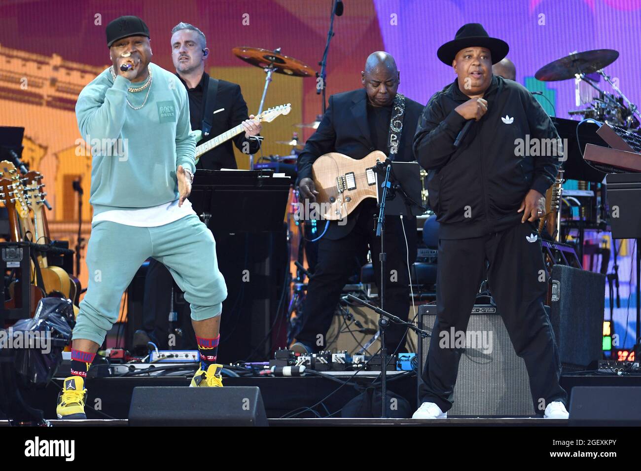 New York City, USA. August 2021. Rapper LL Cool J und Rev. Run treten während des „We Love NYC: The Homecoming Concert“ auf der Bühne auf, das am 21. August 2021 auf dem Great Lawn im Central Park in New York City, NY, stattfand. (Foto von Anthony Behar/Sipa USA) Quelle: SIPA USA/Alamy Live News Stockfoto