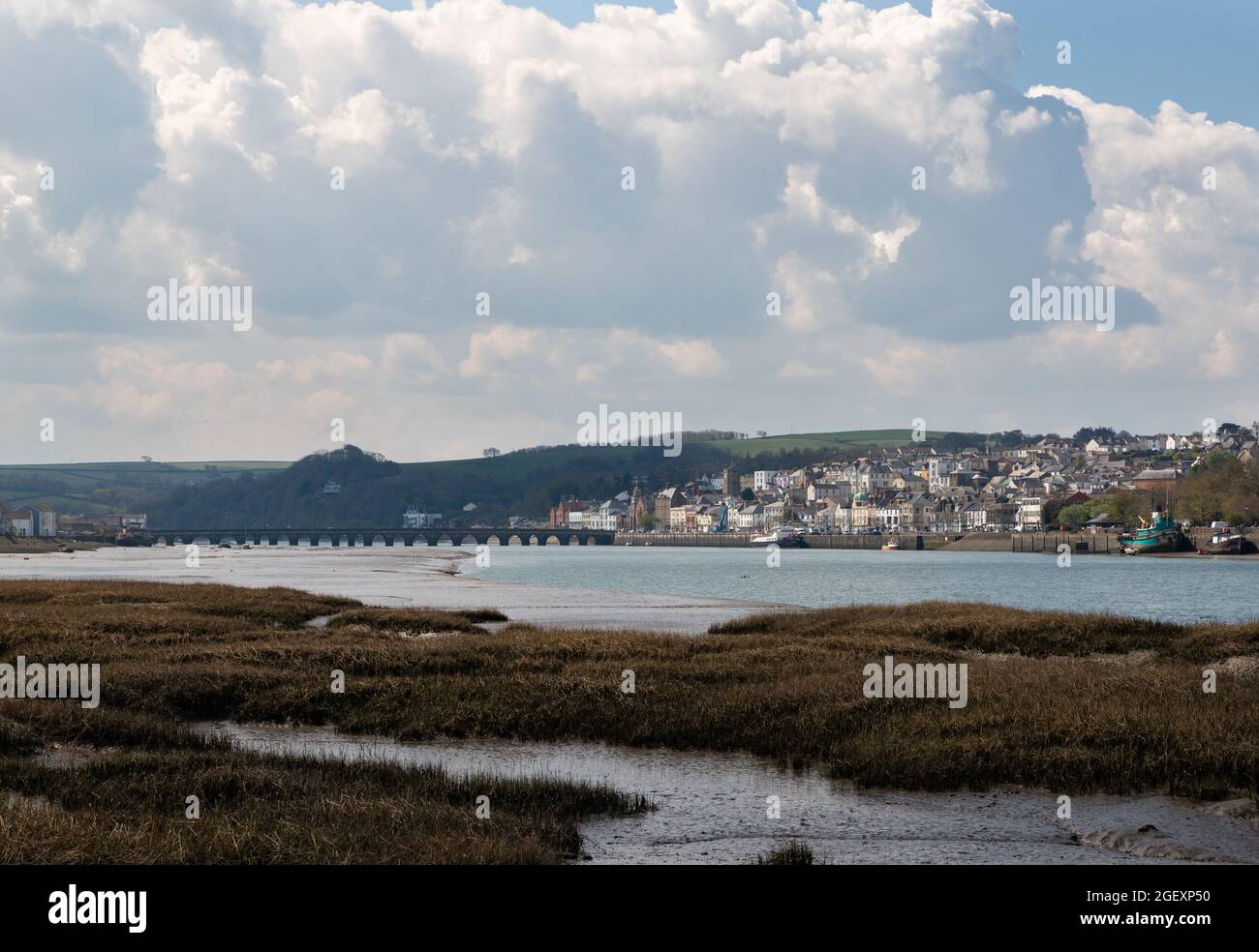 Bideford und die Alte Brücke über den Fluss Torridge Stockfoto