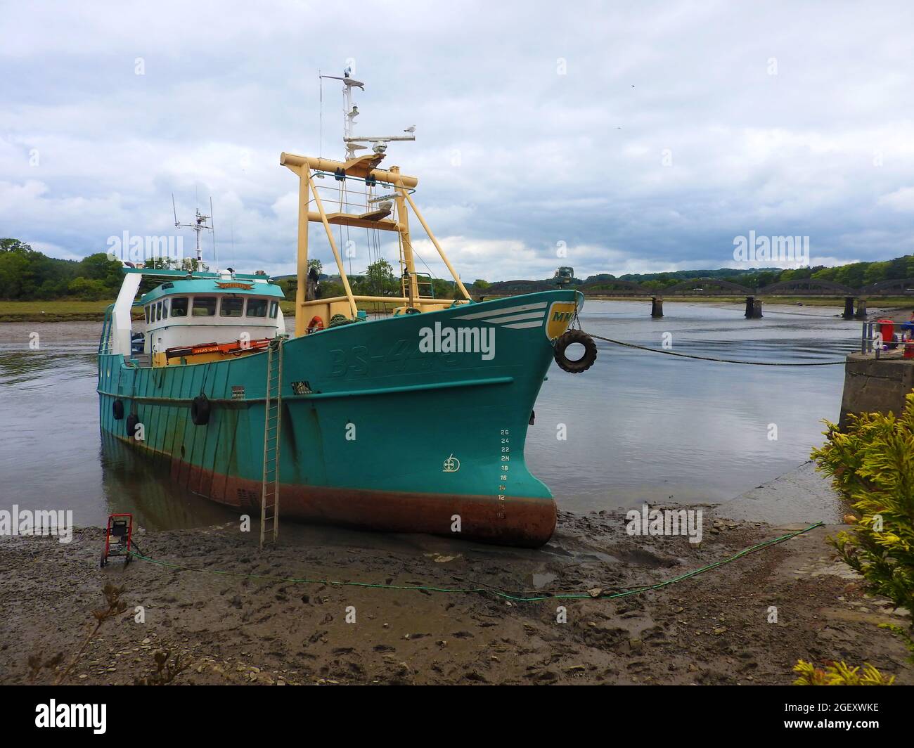 BELFAST REGISTRIERTER FISCHTRAWLER B449 MYTILUS IN KIRKCUDBRIGHT UNTER WARTUNG MIT KIRKCUDBRIGHT BRÜCKE DAHINTER (2021 FOTO) Stockfoto