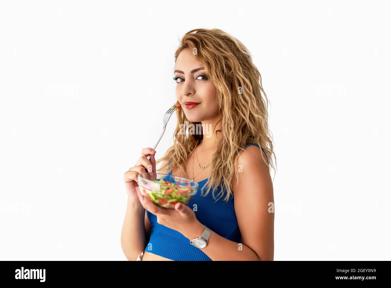 Junge schöne Frau isst Salat für einen gesunden Körper und ein gesundes Leben. Hochwertige Fotos Stockfoto