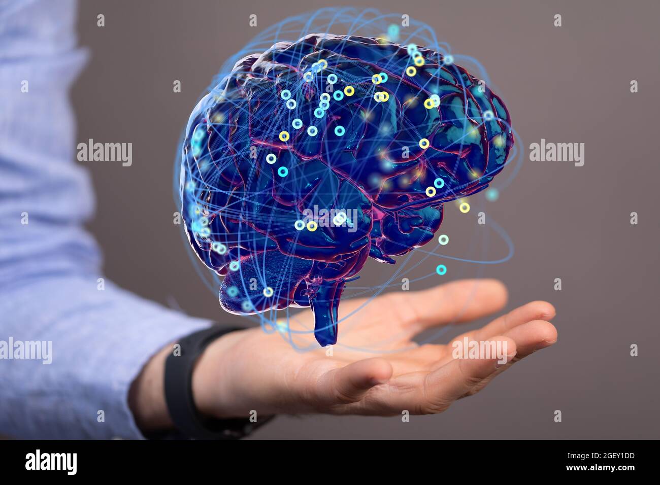 Ein virtuelles Konzept der künstlichen Intelligenz mit einem menschlichen Gehirn an der Hand Stockfoto