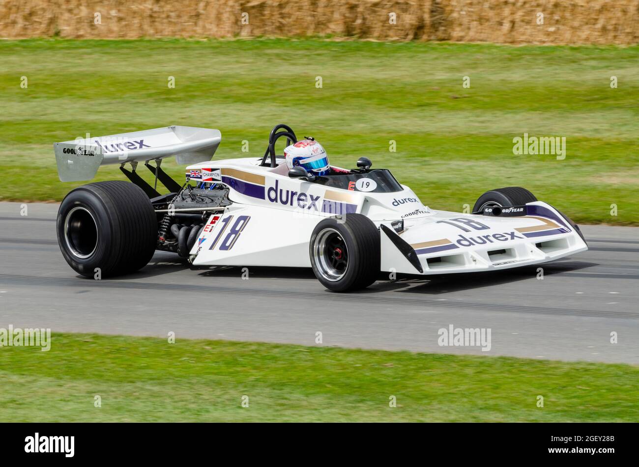 Surtees TS19 Formel 1, Grand-Prix-Rennwagen, der beim Goodwood Festival of Speed Motor Racing Event 2014 die Bergrennen-Strecke hochfährt. Durex Sponsor Stockfoto