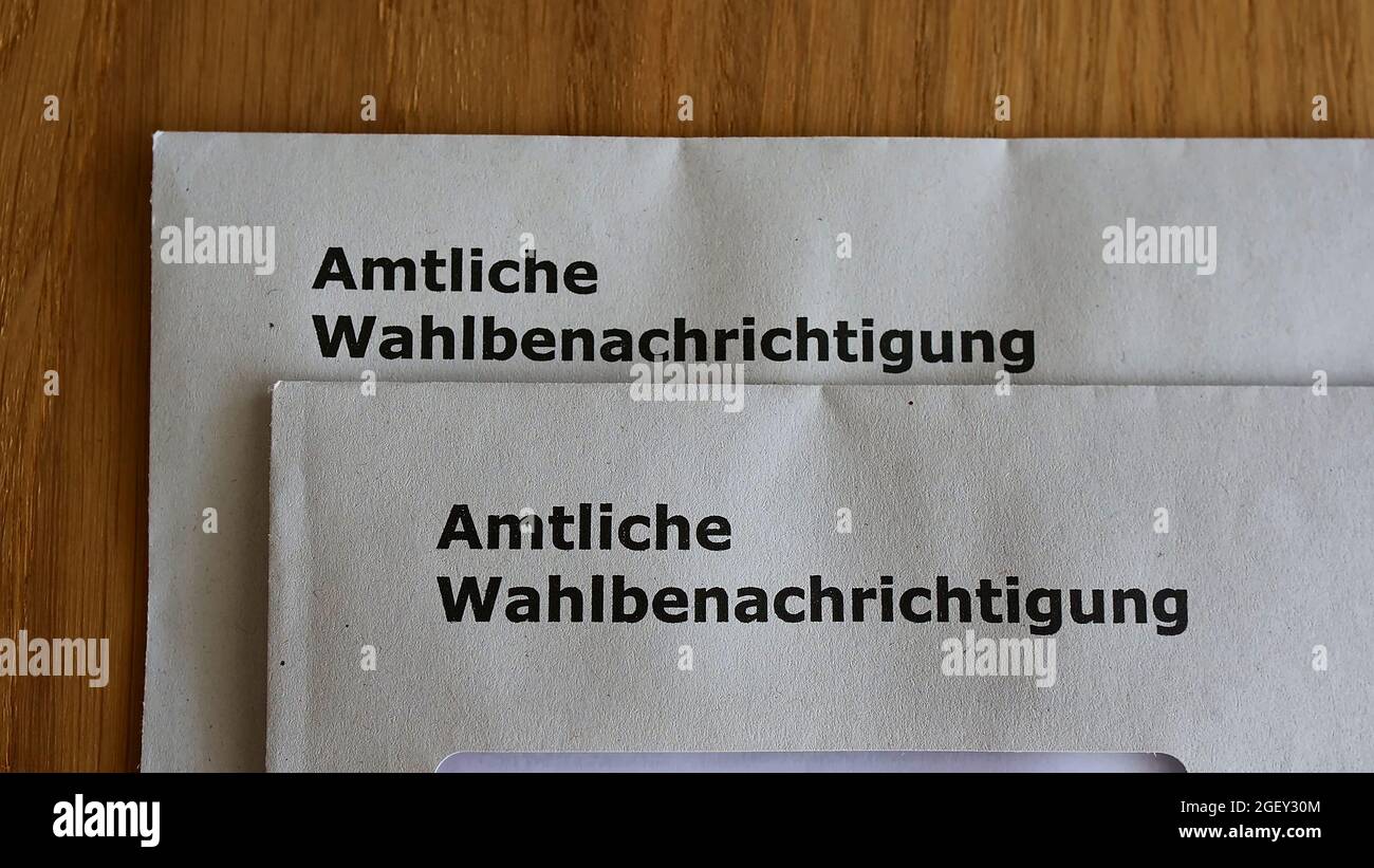 Großansicht von zwei Briefen mit offiziellen Wahlkarten (auf Umschlag: 'amtliche Wahlbenachrichtigung') für die Parlamentswahlen. Stockfoto