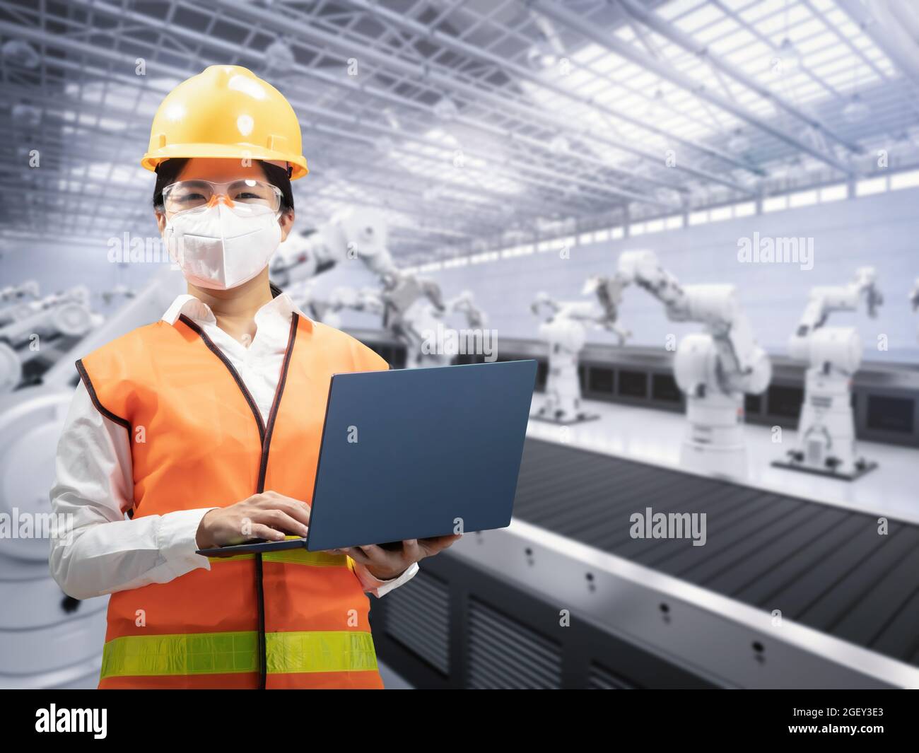 Techniker oder Techniker arbeiten im Werk mit 3d-Rendering-Roboterarmen Stockfoto