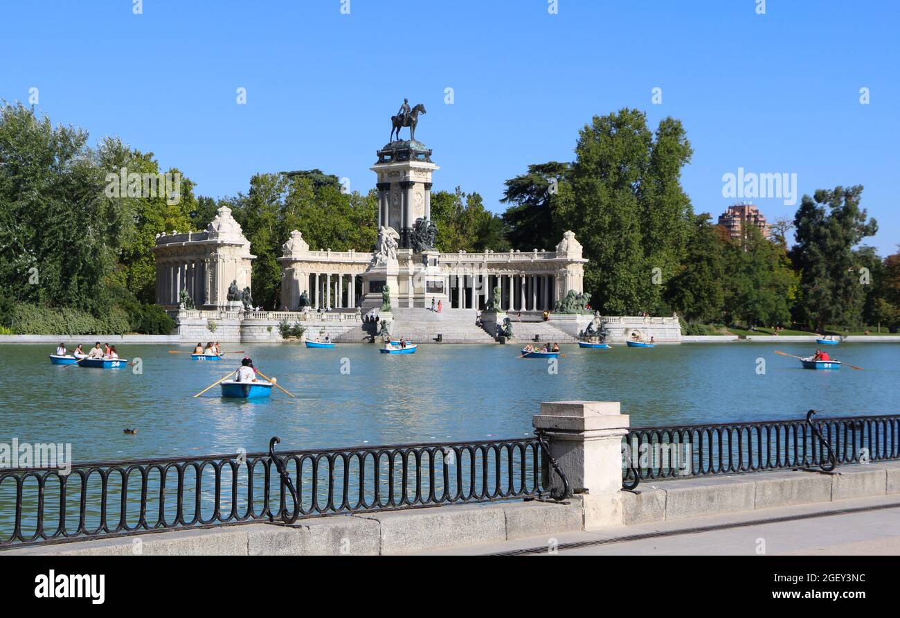 Der Bootssee im Retiro öffentlichen Park Madrid Spanien mit Ruderbooten Stockfoto