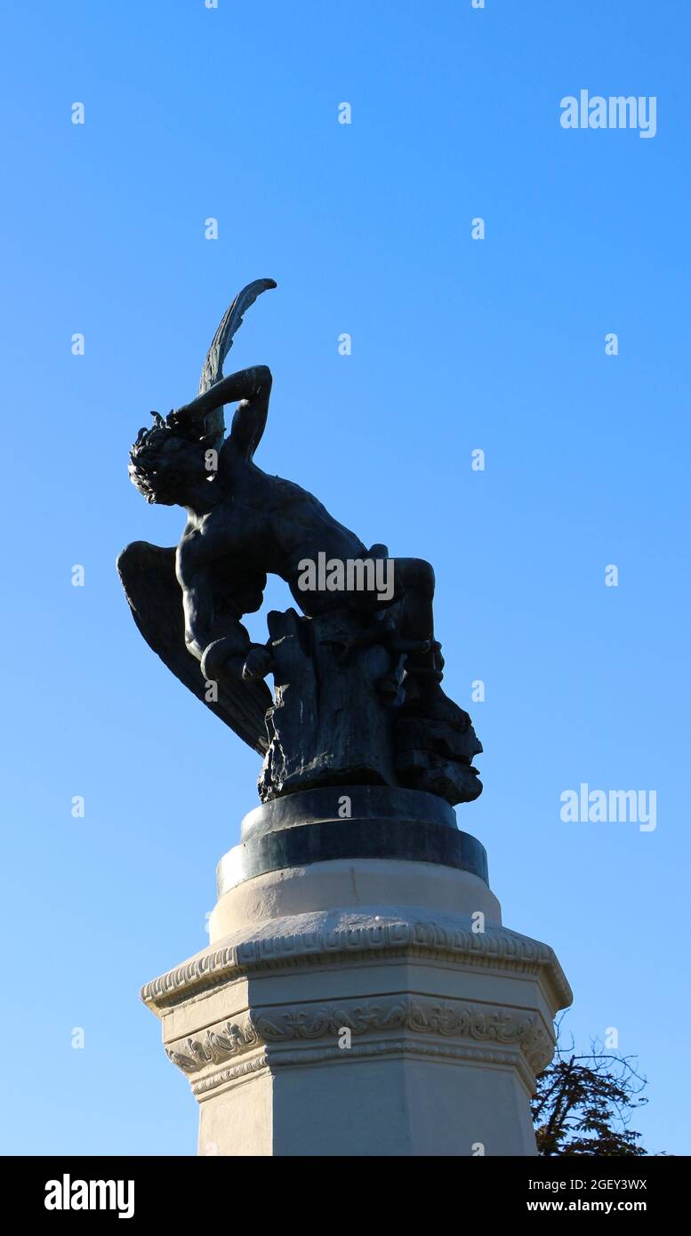 Nahaufnahme des Brunnens des gefallenen Engels Buen Retiro Park Madrid Spanien Stockfoto