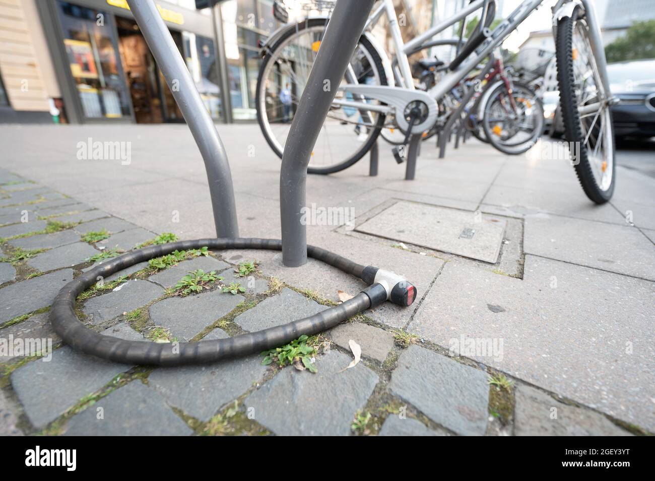 21. August 2021, Hessen, Frankfurt/Main: An einem Fahrradständer in der Innenstadt hängt ein verwaistes Fahrradschloss. (To dpa 'GPS-Tracker zeigt Standort: Tracking-Geräte gegen Fahrraddiebstahl') Foto: Sebastian Gollnow/dpa Stockfoto