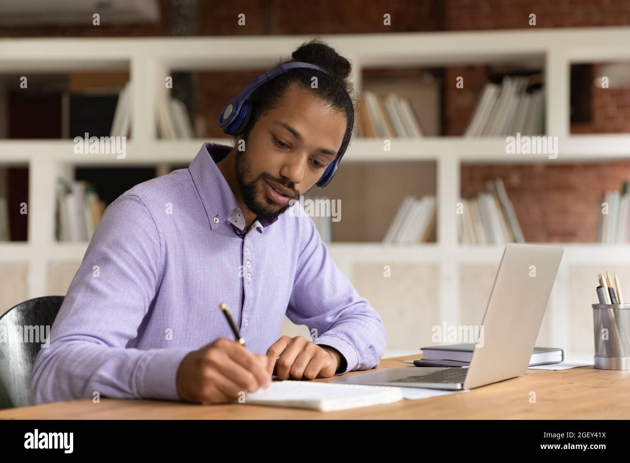 African man e-Learning Vorbereitung auf Prüfungen Verwenden Sie Online-Audio-Kurs Stockfoto