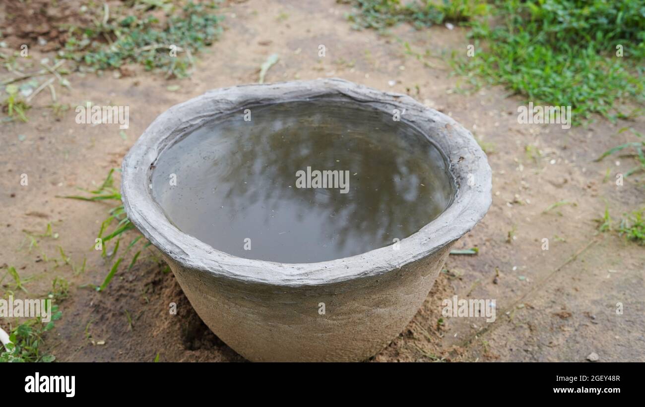 Trinkwasserbehälter für Heimtiere. Wasserbehälter aus Beton. Tolle Aussicht Wassertopf voll mit Wasser im ländlichen Indien. Stockfoto