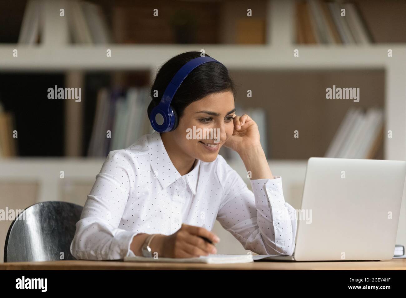 Indische Studentin Frau bereitet sich auf Prüfungen vor Webinar zum Thema Verwendung lernen Stockfoto