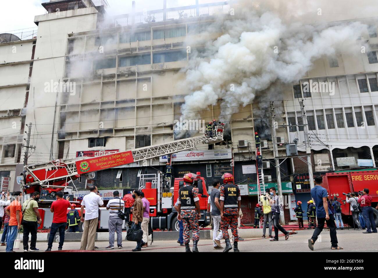 Dhaka, Bangladesch. August 2021. DHAKA, BANGLADESCH - AUGUST 21: Firefighters corp löscht Hotspots ein Feuer, das das Innere des dritten Stockwerks des Banani Building, eines sechsstöckigen Gebäudes in Dhakas Banani, brannte. Am 21. August 2021 in Dhaka, Bangladesch. Kredit: Habibur Rahman/Eyepix Gruppe/Der Fotozugang Gutschrift: Der Fotozugang/Alamy Live Nachrichten Stockfoto