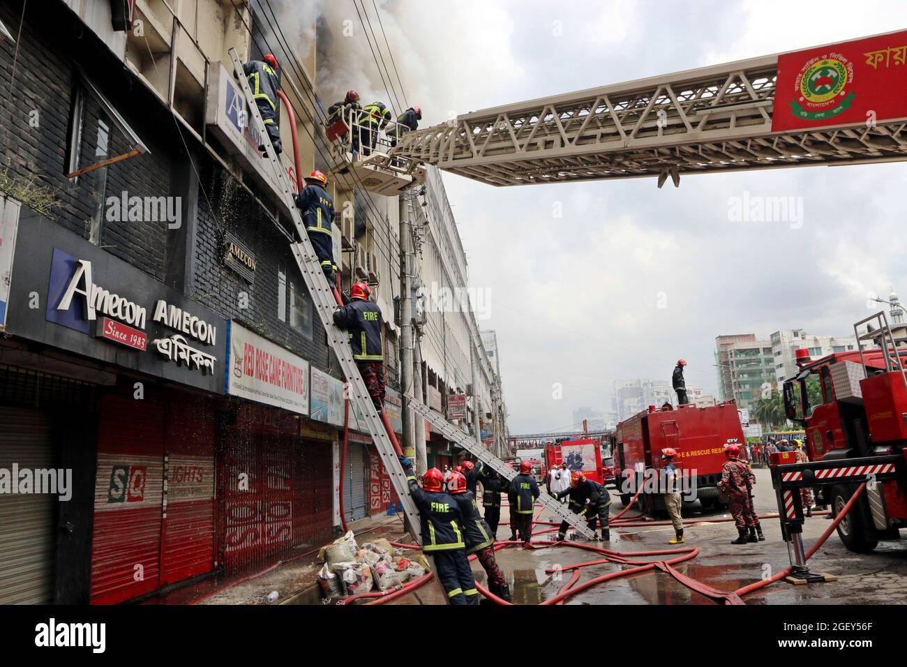 Dhaka, Bangladesch. August 2021. DHAKA, BANGLADESCH - AUGUST 21: Firefighters corp löscht Hotspots ein Feuer, das das Innere des dritten Stockwerks des Banani Building, eines sechsstöckigen Gebäudes in Dhakas Banani, brannte. Am 21. August 2021 in Dhaka, Bangladesch. Kredit: Habibur Rahman/Eyepix Gruppe/Der Fotozugang Gutschrift: Der Fotozugang/Alamy Live Nachrichten Stockfoto